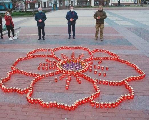 Панихиду за загиблими відслужили на головній площі Кропивницького (ФОТО)