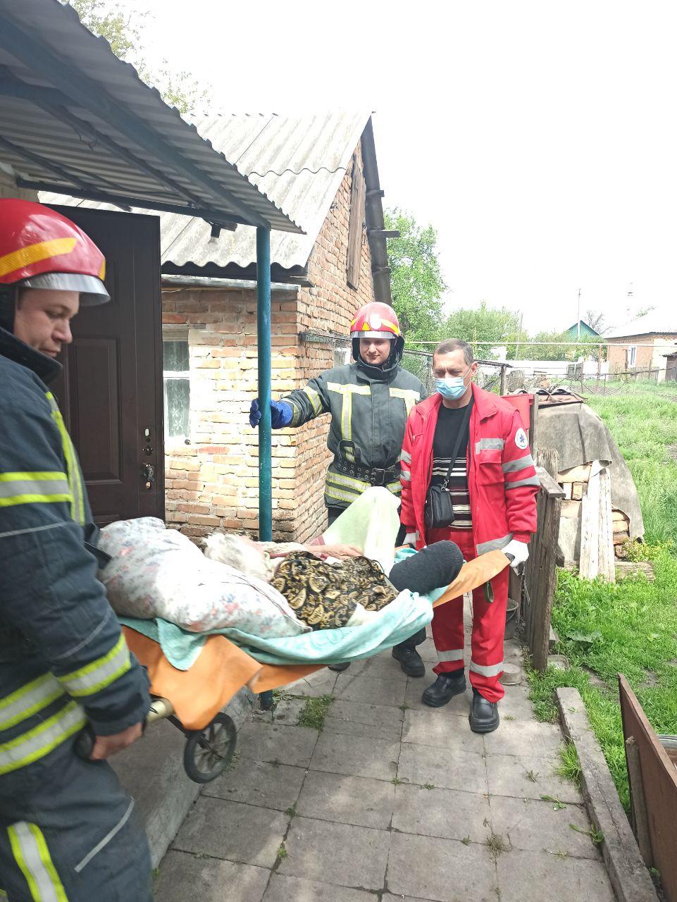 Хвору жительку Кiровоградщини врятували iз замкненої квартири (ФОТО)