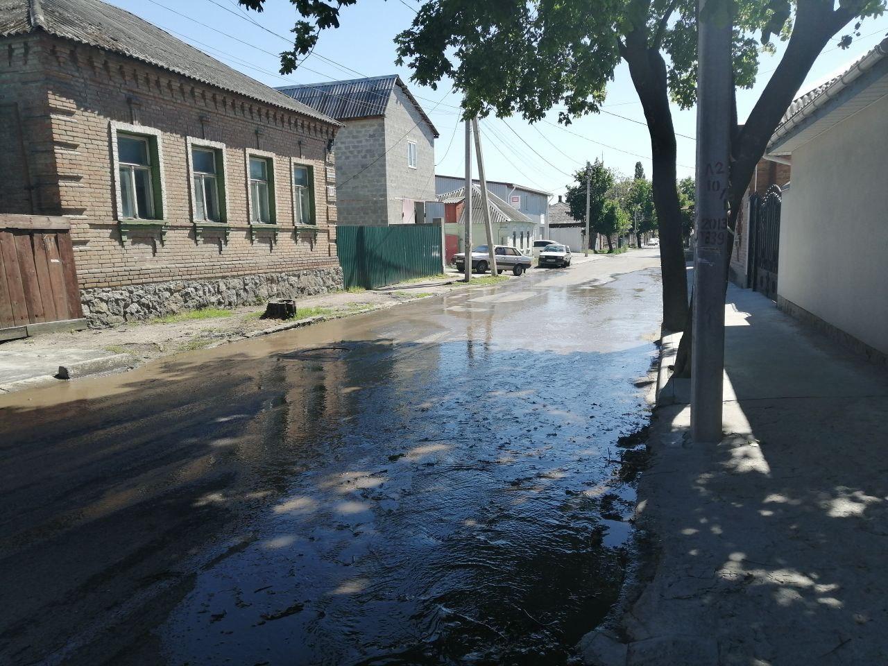 У Кропивницькому через порив на мережах на дорозі утворилася річка (ФОТО)