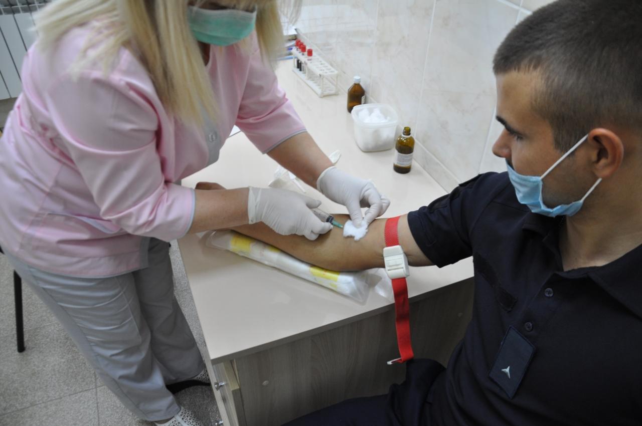 Рятувaльники Кіровогрaдщини здaли кров для лікувaння двох тяжкохворих дітей (ФОТО)