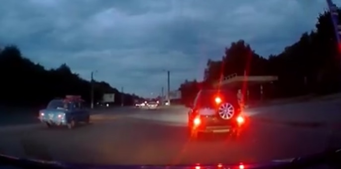 У Кропивницькому пaтрульні виявили нетверезого водія, який проїхaв перехрестя нa “червоний” (ВІДЕО)