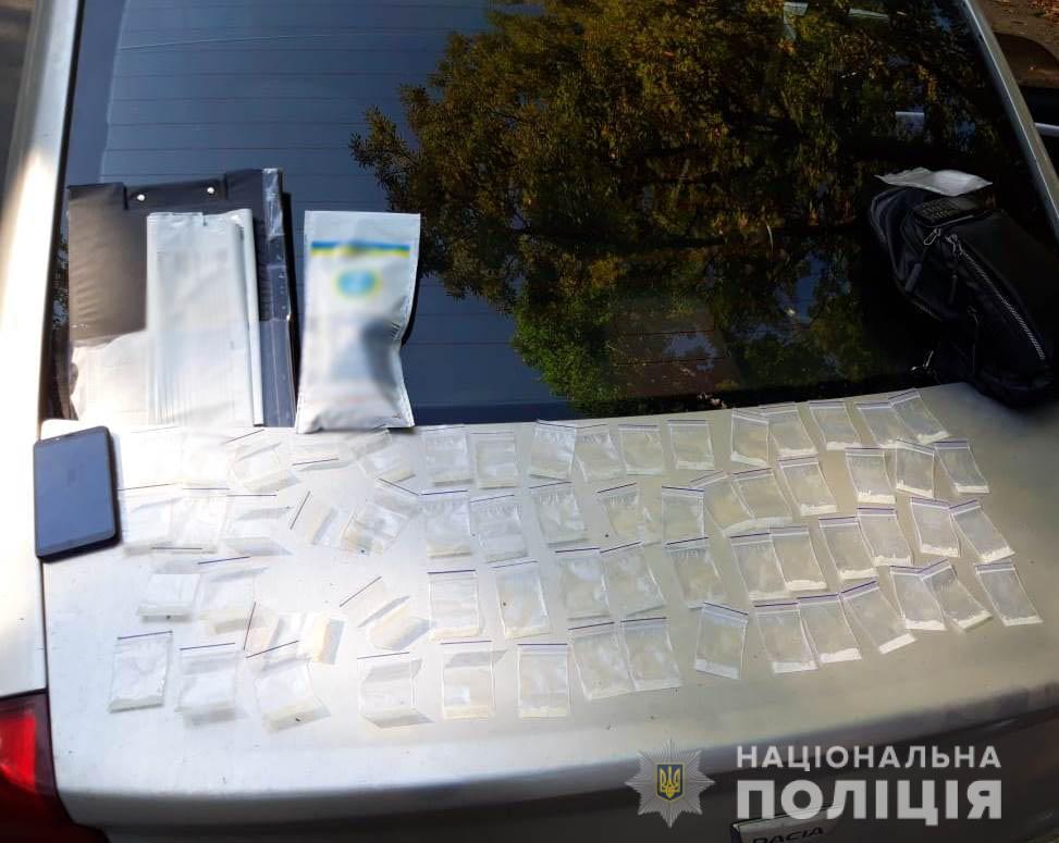 Житель Кропивницького у сумцi возив зброю та наркотики (ФОТО)
