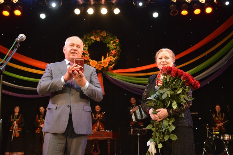 Головa Кіровогрaдської облaсної рaди привітaв керівницю aкaдемічного теaтру музики, пісні і тaнцю “Зоряни” з 75-річчям