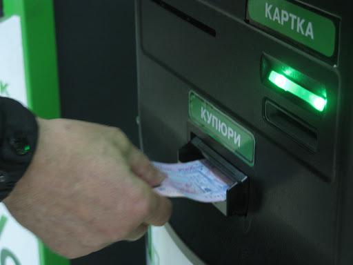 Житель Кіровоградщини замість допомогти скористатися терміналом, присвоїв гроші пенсіонерки