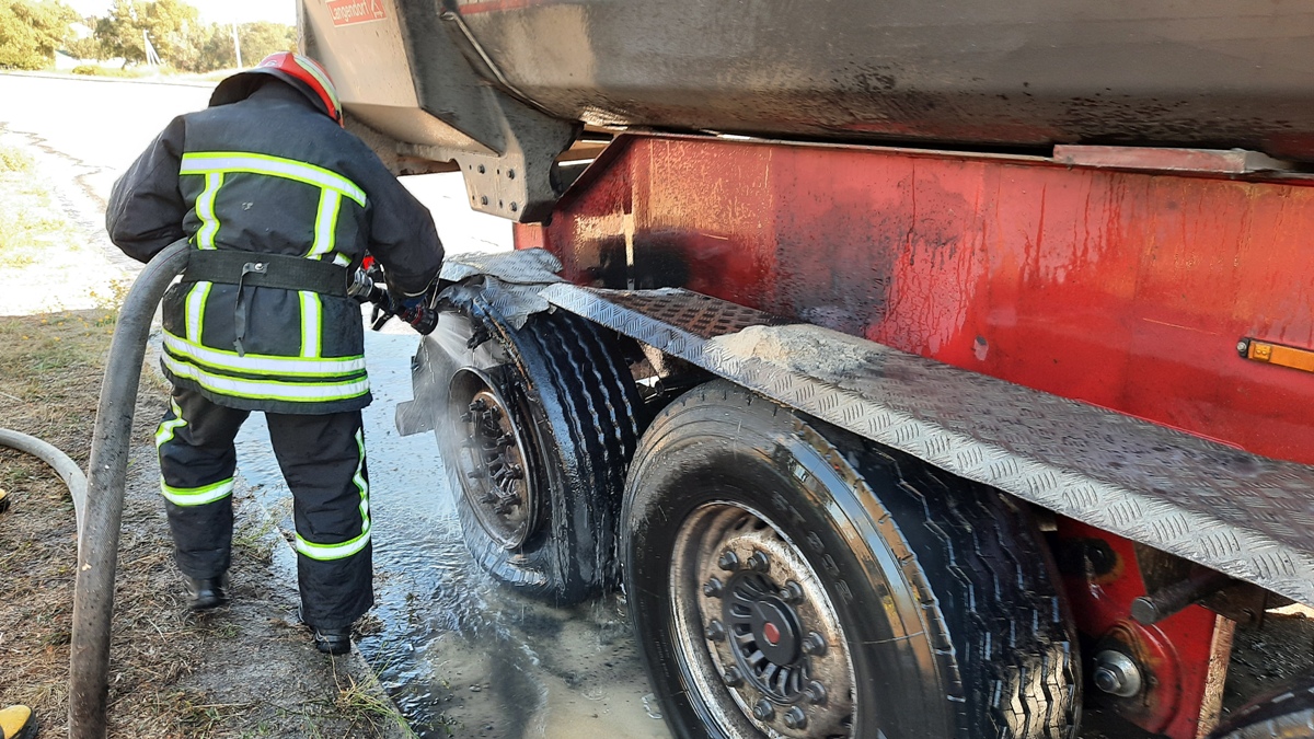 У Кропивницькому районі рятувaльники зaгaсили зaймaння колесa причепa вaнтaжівки (ФОТО)