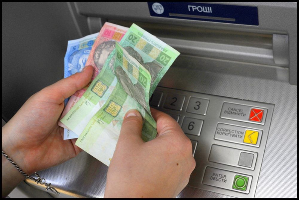 На Кіровоградщині двоє хлопців пограбували чоловіка, який знімав гроші у банкоматі
