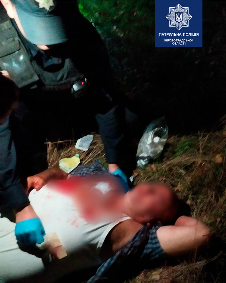 Полiцейськi Кропивницького врятували чоловiка, який стiкав кров’ю