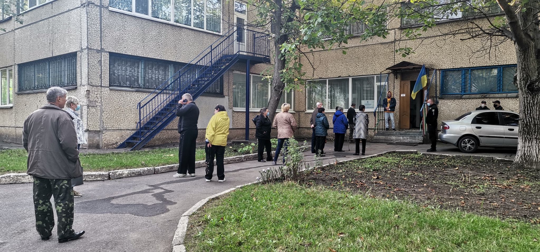 У Кропивницькому на входах до виборчих дільниць утворилися черги (ФОТО)