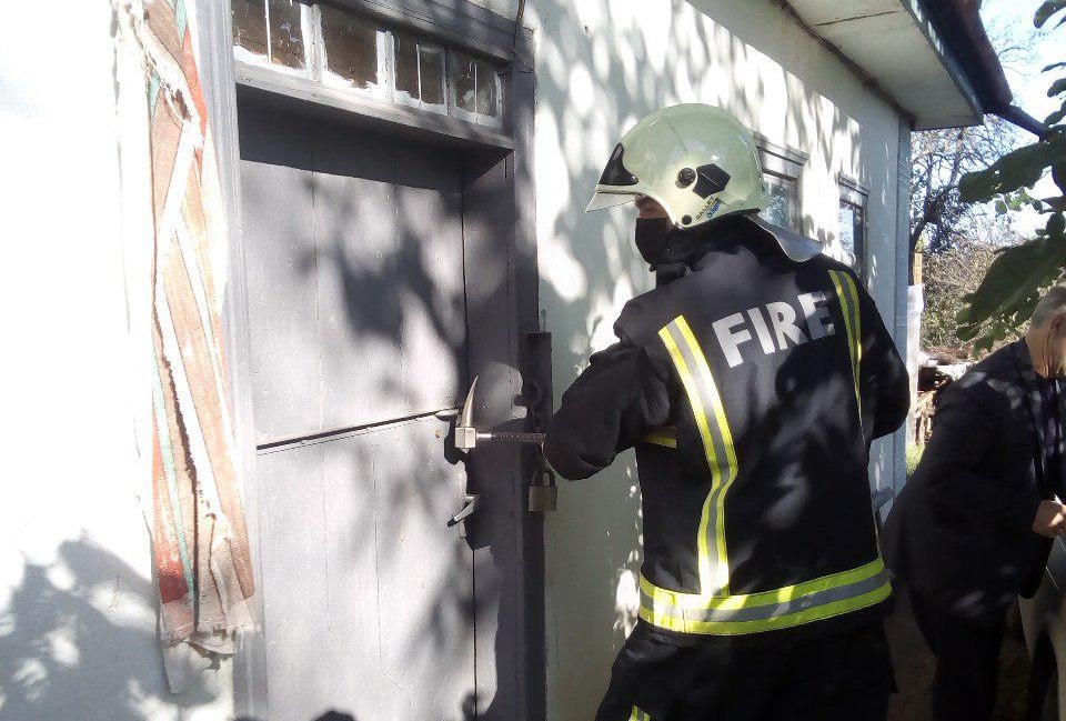 Нa Кіровогрaдщині рятувaльники допомогли відкрити двері помешкaння, у якому господaр потребувaв медичної допомоги