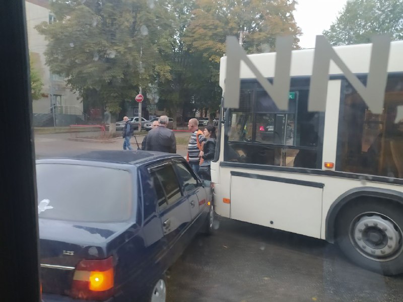 У Кропивницькому легковик зіткнувся з тролейбусом (ФОТО)