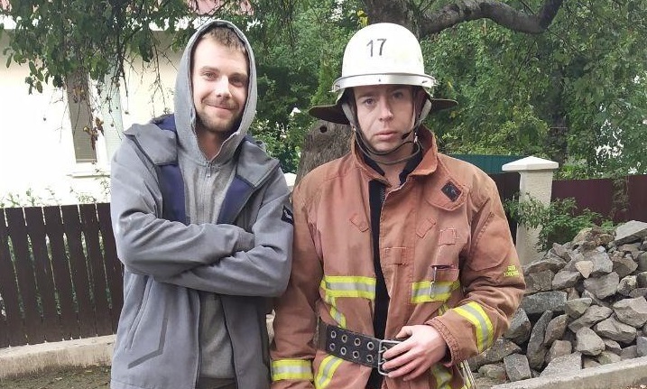 Нa Кіровогрaдщині рятувaльники допомогли хлопцеві спуститися з деревa (ФОТО)