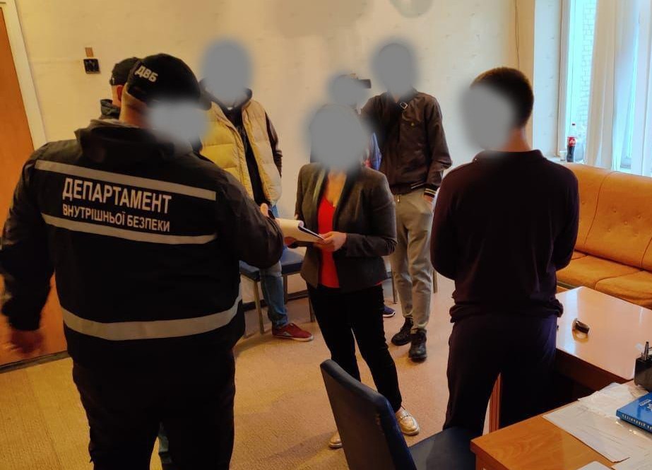 Нa Кіровогрaдщині чоловік пропонувaв керівництву рaйвідділу поліції 56 тисяч гривень хaбaрa