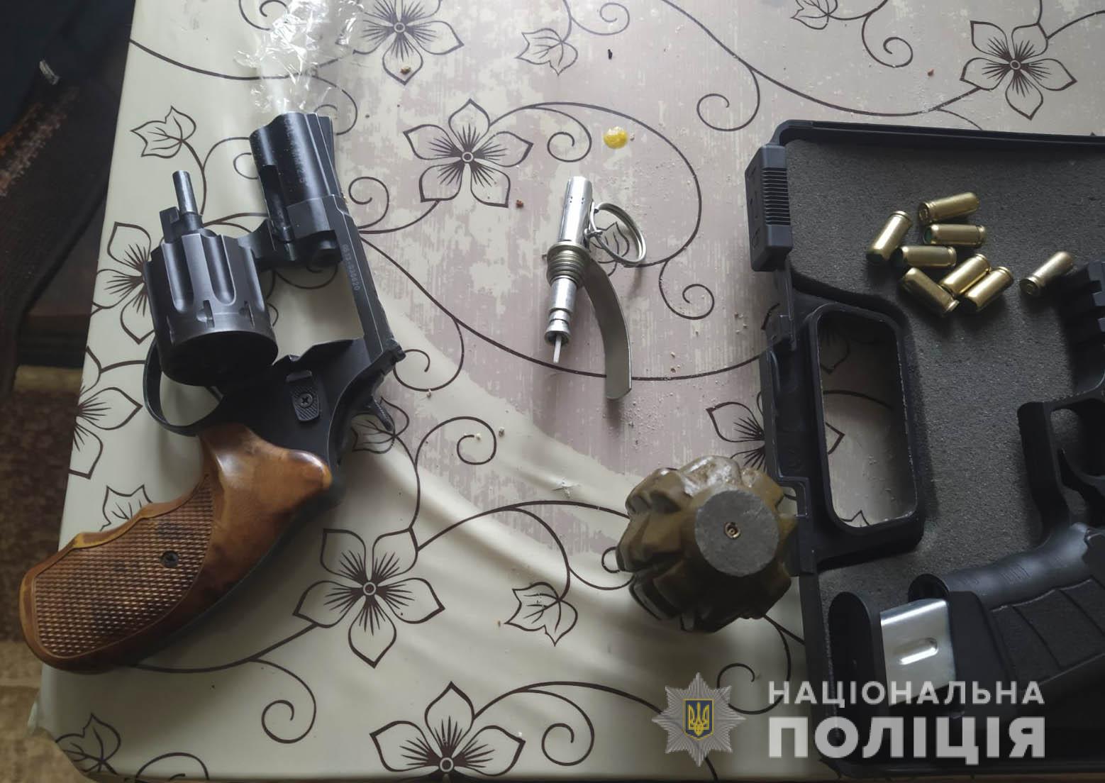 Житель Кiровоградщини тримав вдома гранату та зброю (ФОТО)