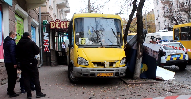 У Кропивницькому водієві маршрутки стало зле під час руху, дивом ніхто не постраждав (ФОТО)
