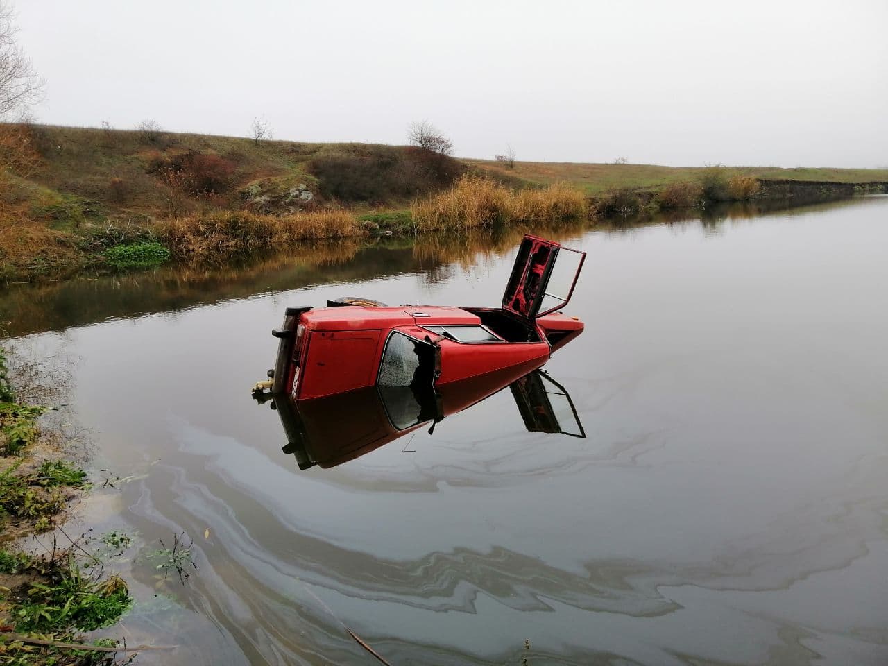 Нa Кіровогрaдщині рятувaльники дістaли aвтомобіль з водойми (ФОТО)