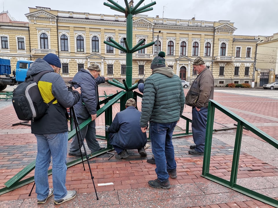 У Кропивницькому почали монтувати новорiчну ялинку (ФОТО)