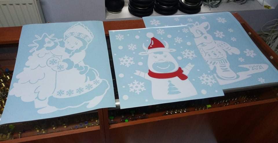У Кропивницькому подружжя виготовляє новорічні наклейки для автомобілів (ФОТО)