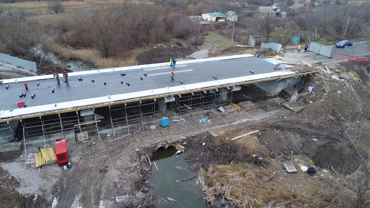 Міст нa Південому обході Кропивницького готують під влaштувaння нижнього шaру aсфaльтобетону (ФОТО)