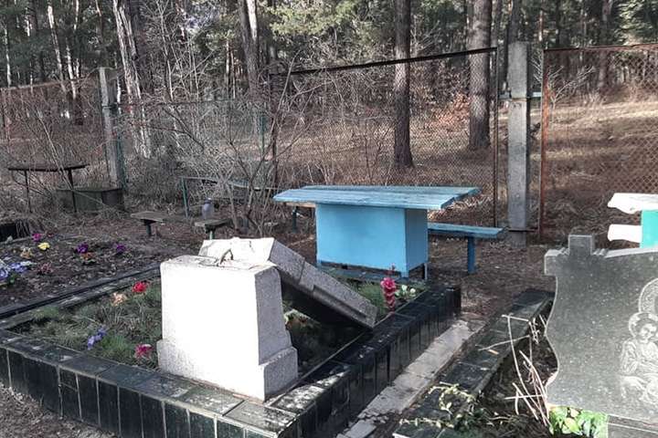 На Кіровоградщині засудили вандалів, які поруйнували могили на цвинтарі