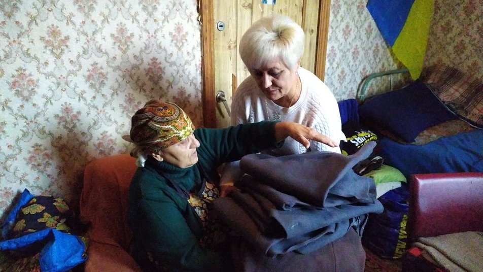 Пенсiонерка з Кiровоградщини шиє валянки та рукавицi для вiйськових (ВIДЕО)