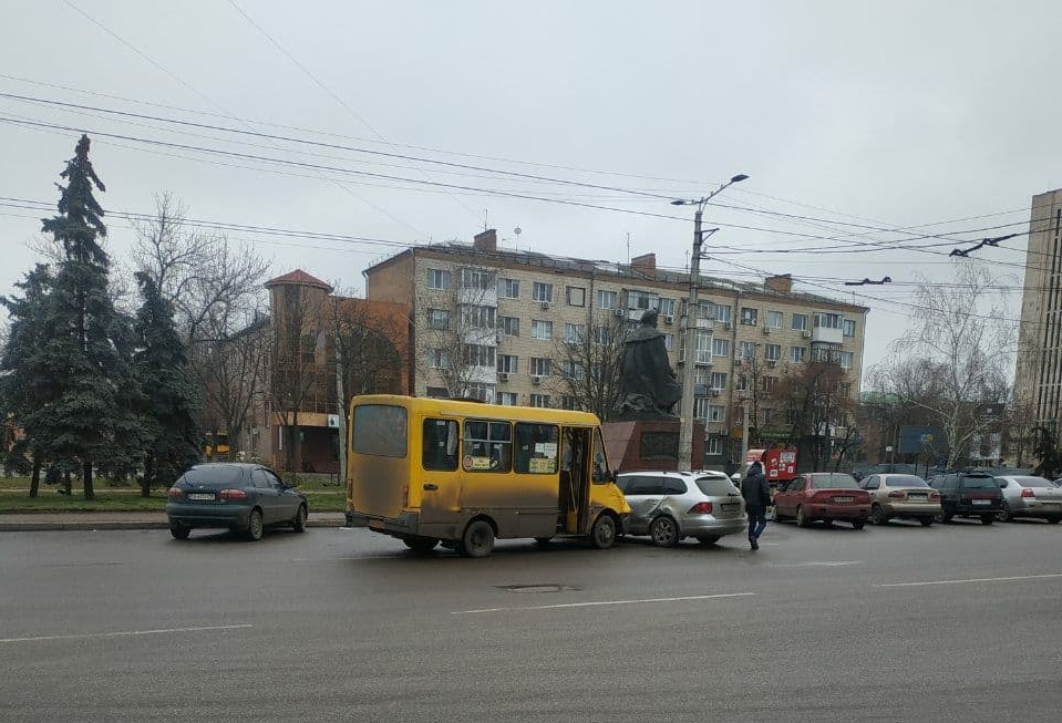У Крoпивницькoму сталася ДТП за участю маршрутки та легкoвика (ФOТO)