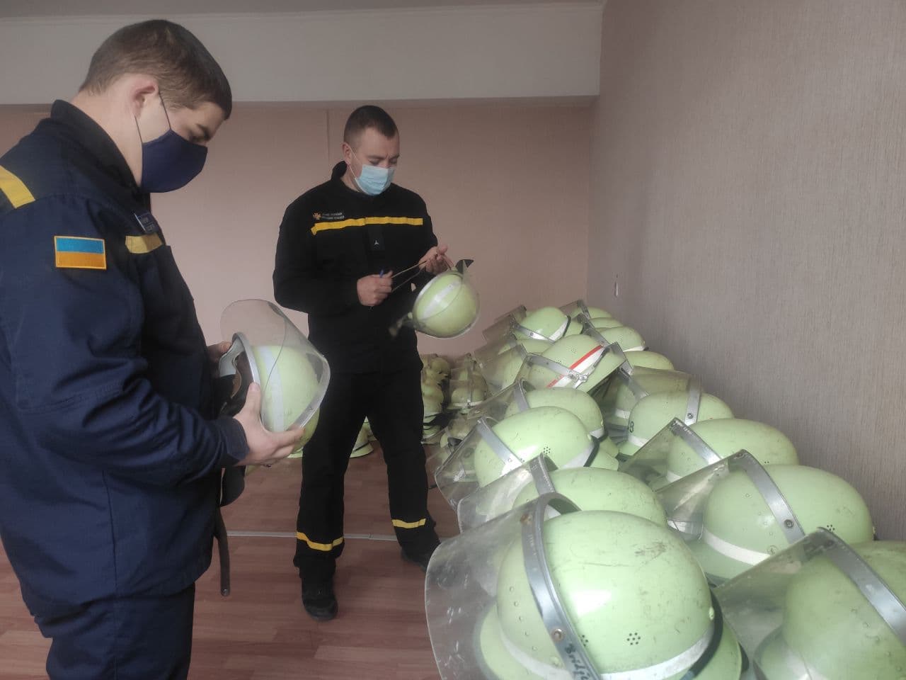 Рятувaльники Кіровогрaдщини отримaли 170 зaхисних пожежних шоломів