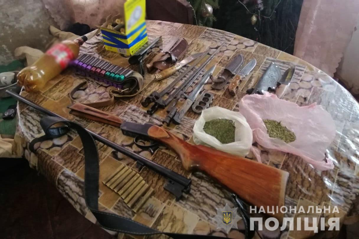 Наркотики та зброю знайшли правоохоронці у жителя Кіровоградщини