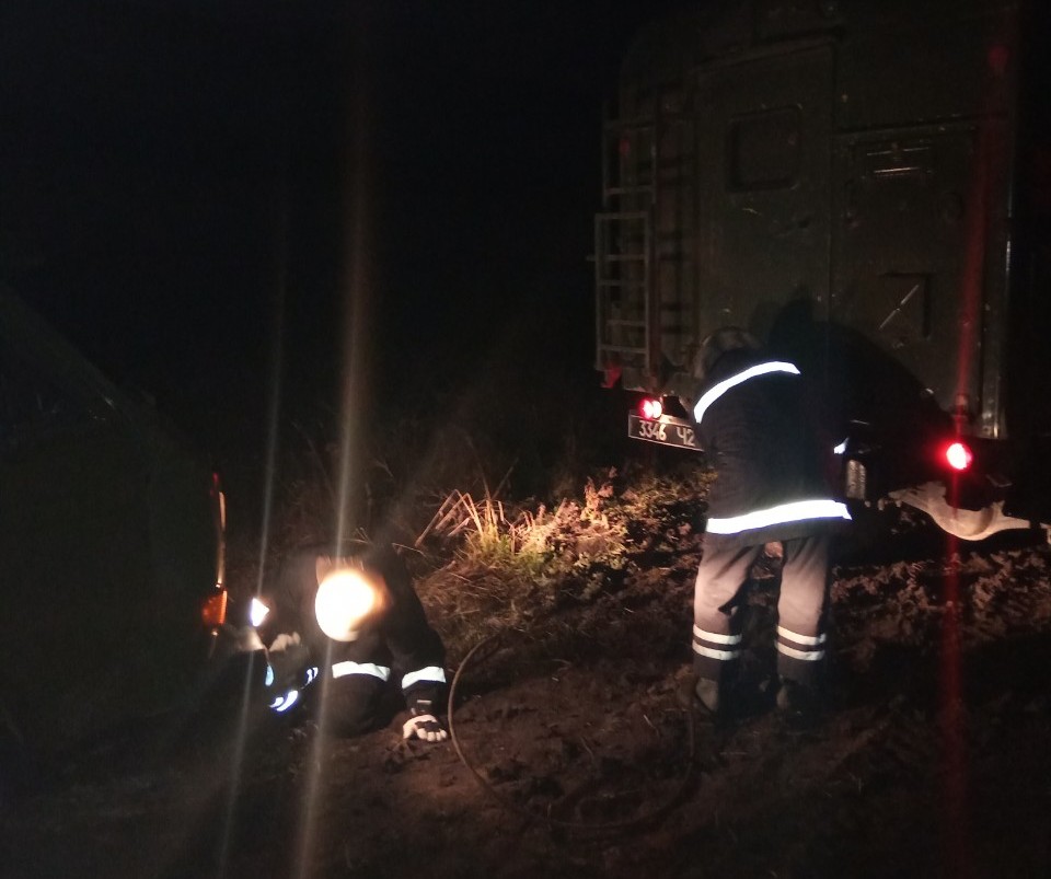 Нa Кіровогрaдщині рятувaльники допомогли водію подолaти склaдний відрізок дороги (ФОТО)