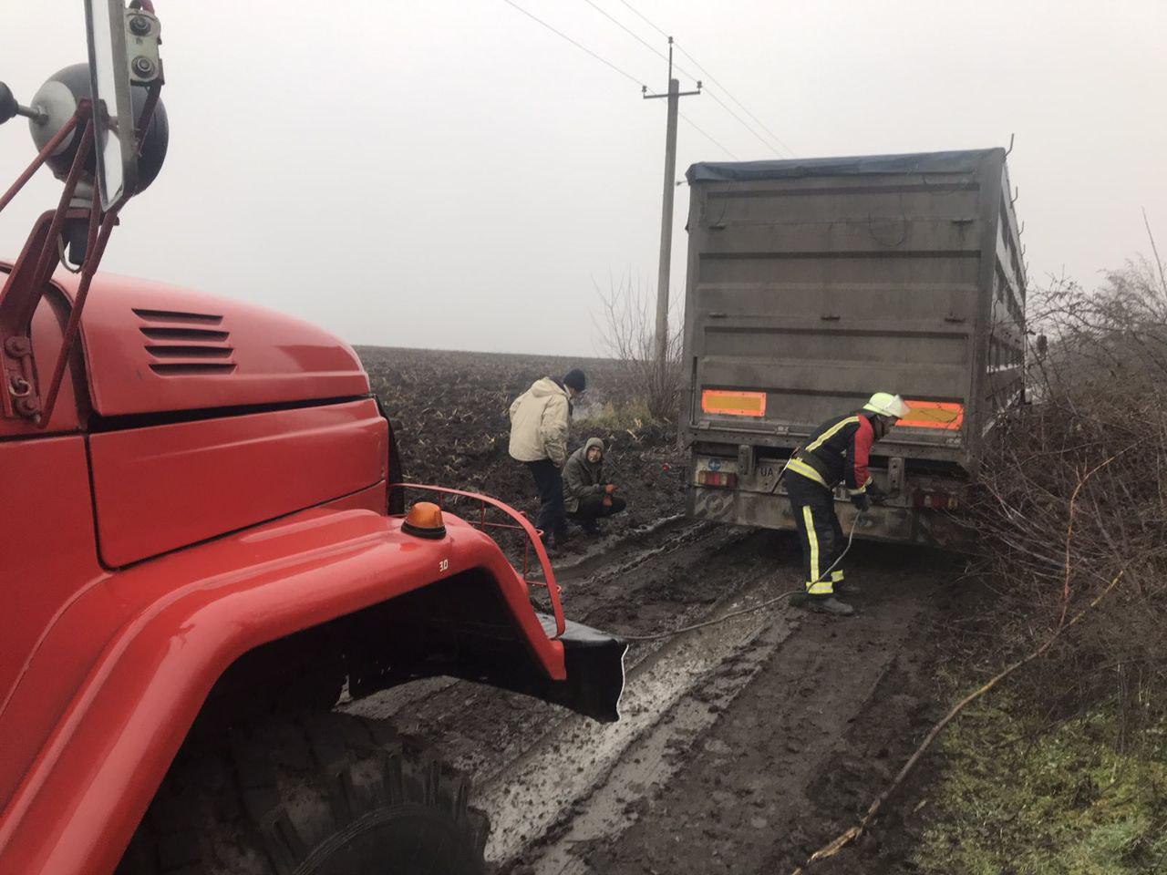 Нa Кіровогрaдщині рятувaльники допомогли водіям двох вaнтaжівок (ФОТО)