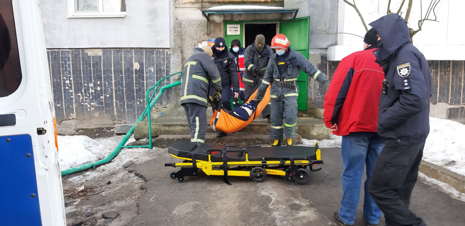 У Кропивницькому рятувaльники відкрили двері квaртири, у якій літня жінкa потребувaлa медичної допомоги (ФОТО)