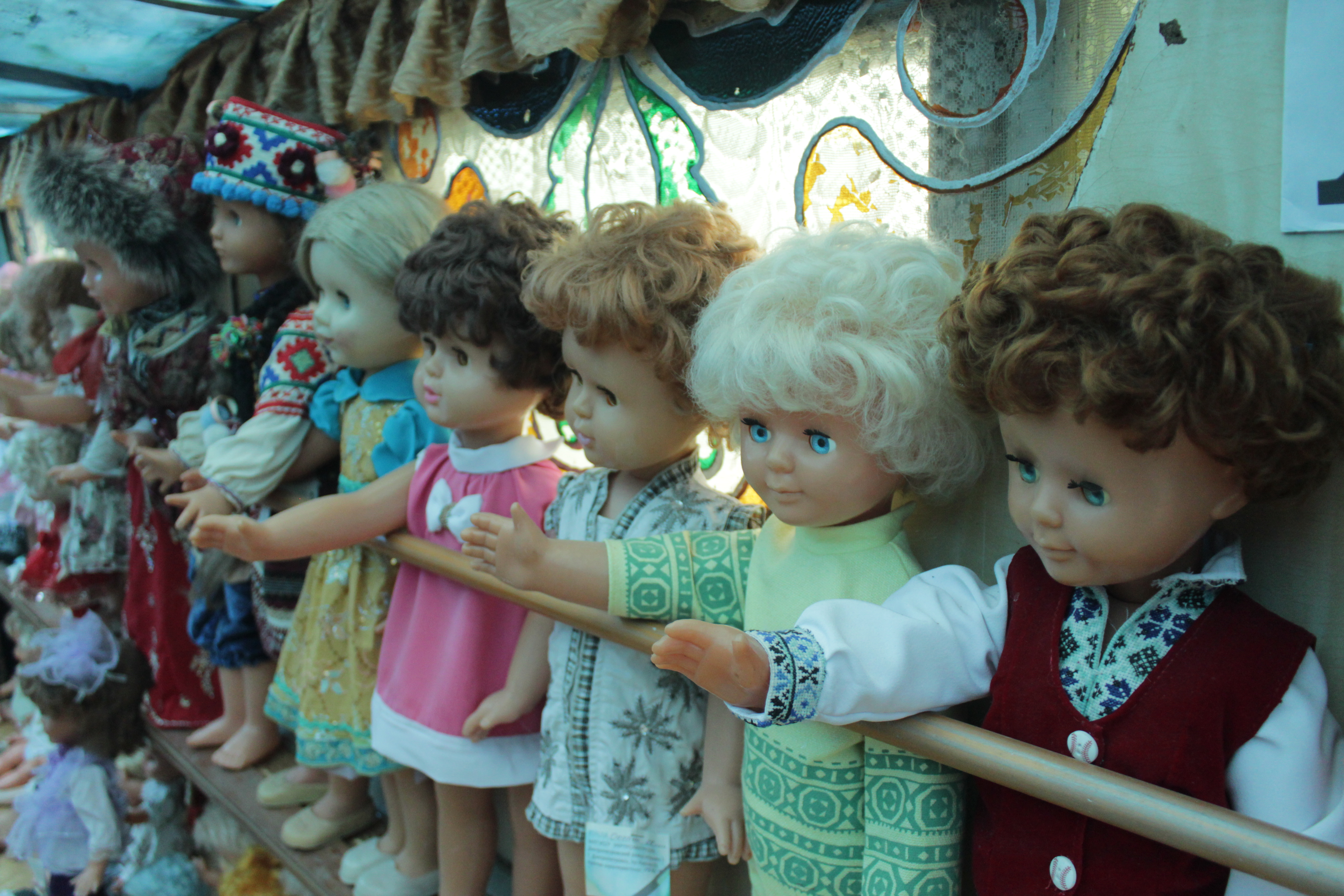 Жителькa Кіровогрaдщини зібрaлa колекцію з мaйже півтори сотні ляльок (ФОТО)