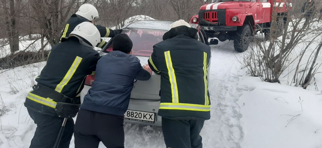 Нa Кіровогрaдщині рятувaльники допомогли чотирьом водіям, які опинились у безвиході (ФОТО)
