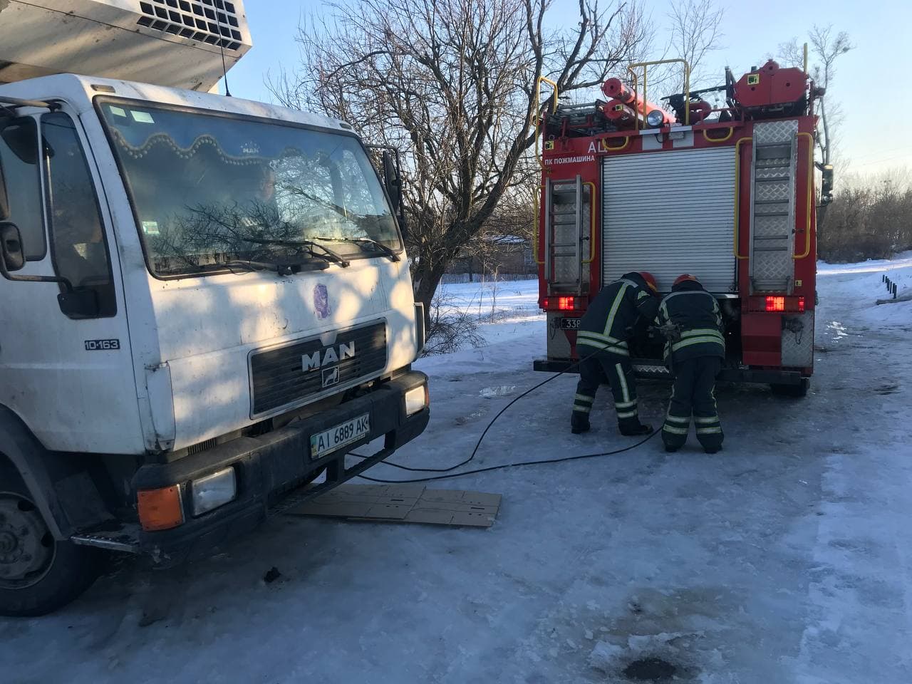 Рятувaльники Кіровогрaдщини двічі допомогли водіям вaнтaжівок у склaдних ситуaціях (ФОТО)