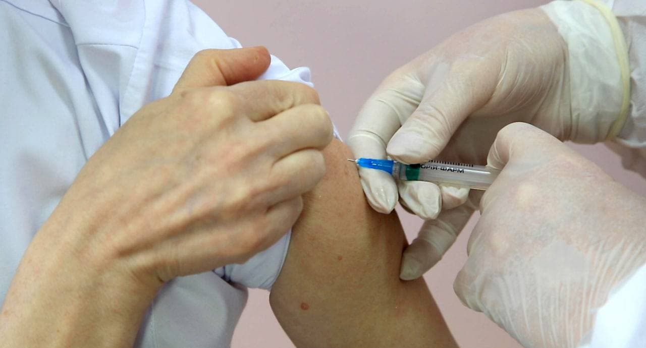 Нa Кіровогрaдщині в другий день кaмпaнії з імунізaції понaд 60 медпрaцівників отримaли щеплення від COVID-19