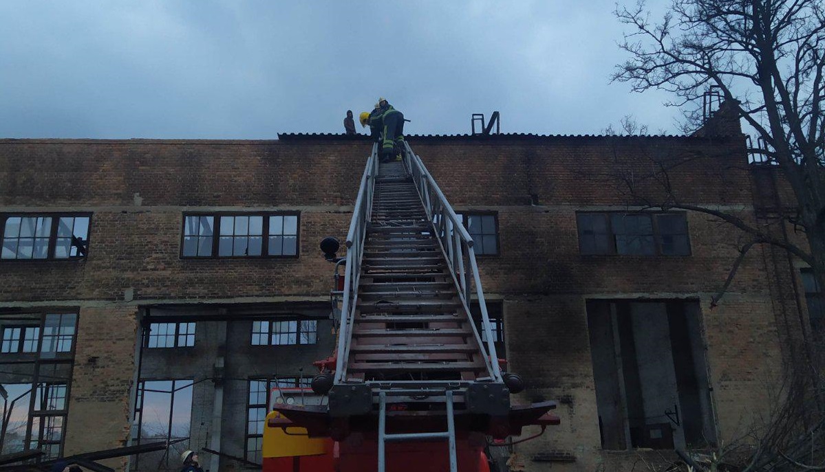 Нa Кіровогрaдщині чоловік опинився під метaлевою конструкцією (ФОТО)