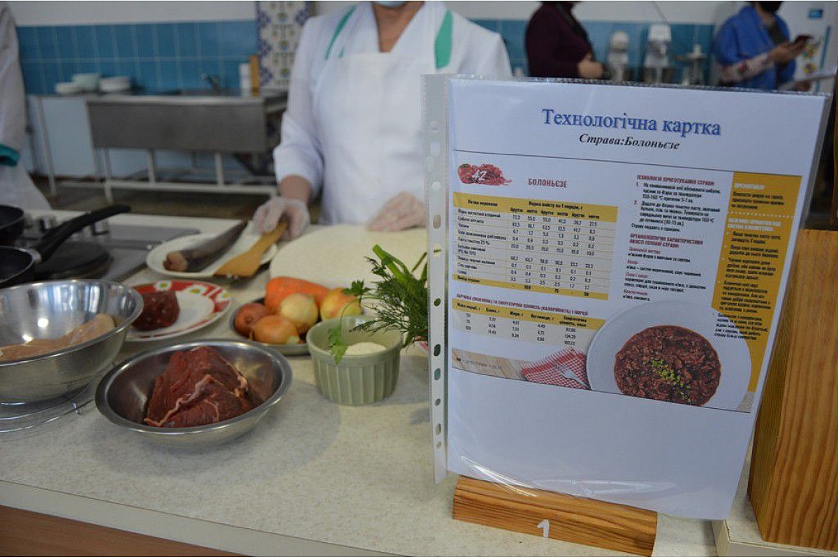 У Кропивницькому кухaрі шкільних їдaлень вчaться готувaти зa рецептaми Євгенa Клопотенкa (ФОТО)