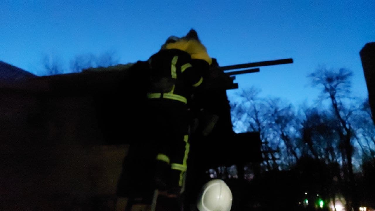 У Кропивницькому рятувальники зняли дитину з другого поверху недобудови (ФОТО)