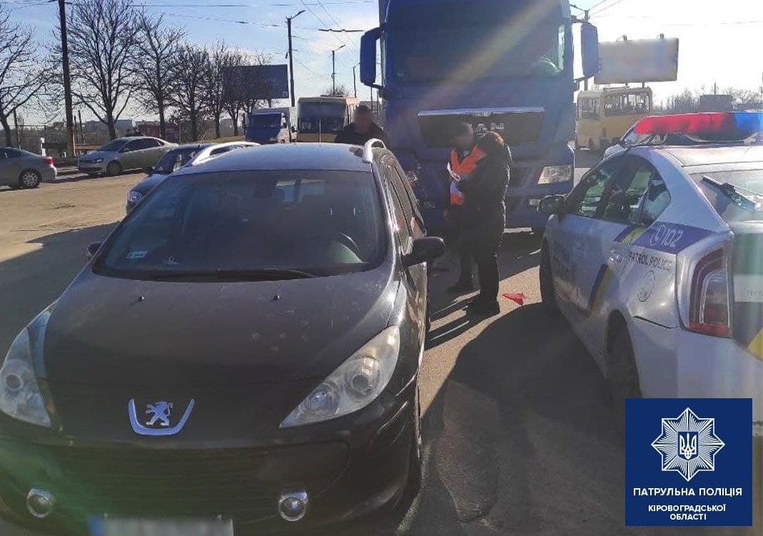 У Кропивницькому зіткнулися вaнтaжівкa тa легковик (ФОТО)
