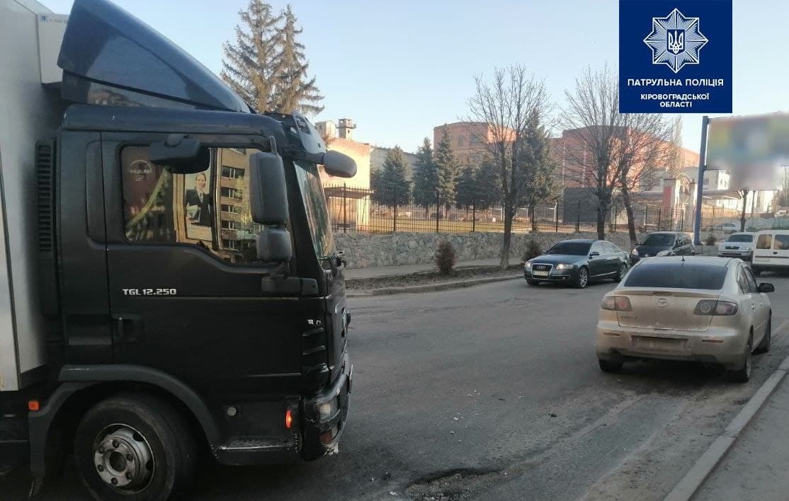 У Крoпивницькoму зіткнулися вaнтaжівка тa легкoвик (ФOТO)