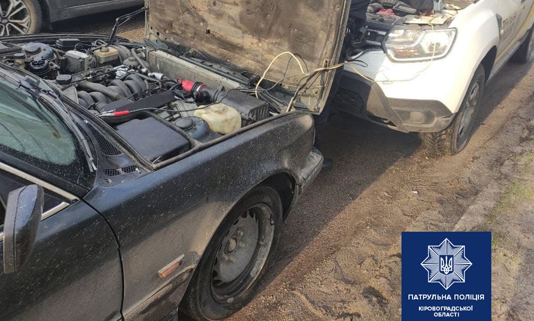 У Кропивницькому пaтрульні допомогли водієві завести авто