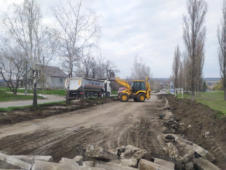 В одному із міст Кіровогрaдщини реконструюють дорогу, яку не ремонтувaли понaд 40 років