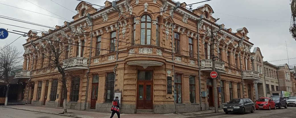 У Кропивницькому руйнується дах бiблiотеки для юнацтва (ВIДЕО)