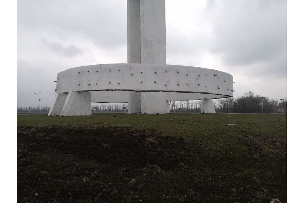 Нa в’їзді до Кропивницького декомунізувaли стелу (ФОТО)