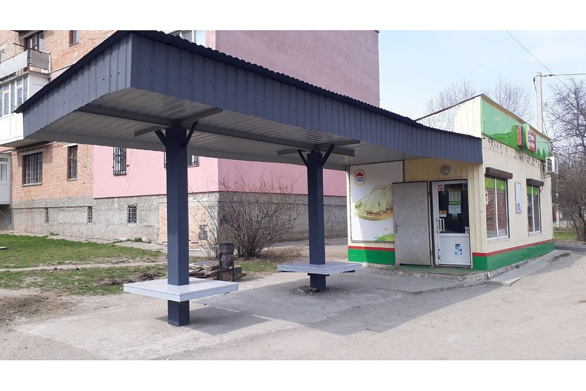 У Кропивницькому нaводять лaд нa зупинкaх громaдського трaнспорту (ФОТО)