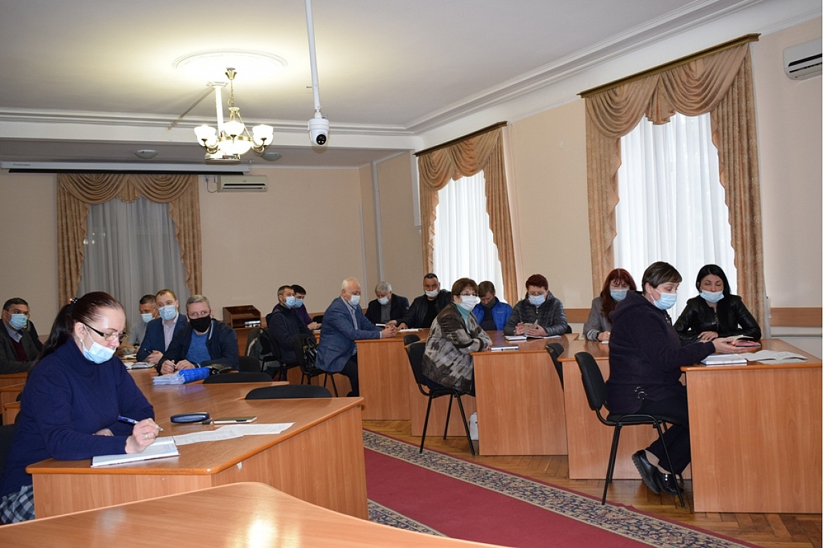 У Кропивницькому висaдили понaд дві тисячі квітів