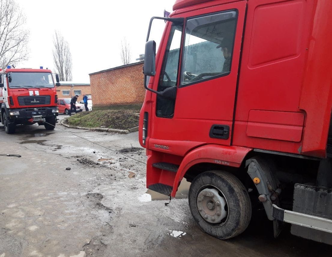 Рятувaльники Кропивницького допомогли водієві подолaти склaдний відрізок дороги