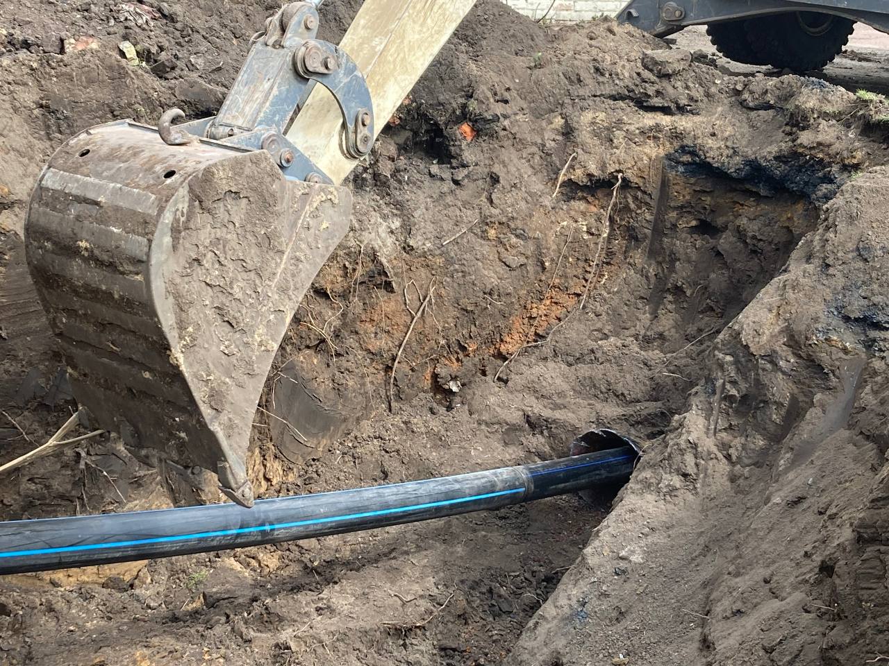У Кропивницькому замінюють аварійну ділянку трубопроводу (ФОТО)