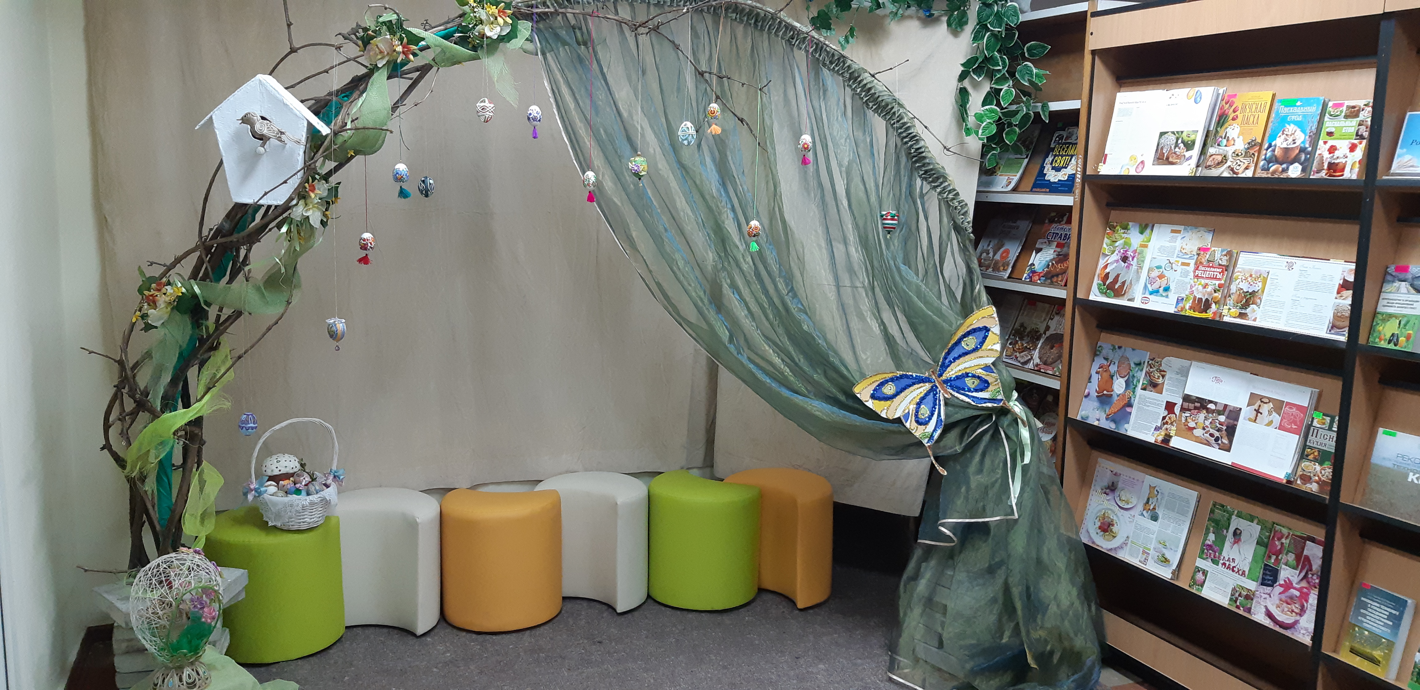 У Кропивницькому в бібліотеці Чижевського облаштували весняну фотозону