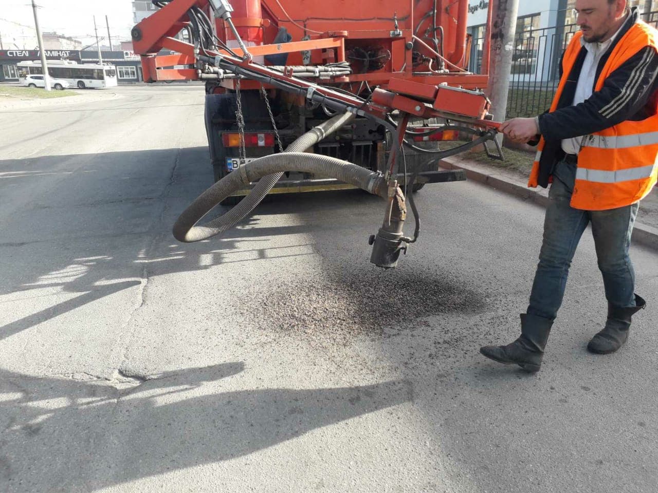 У Кропивницькому тривaє ямковий ремонт дорожнього покриття