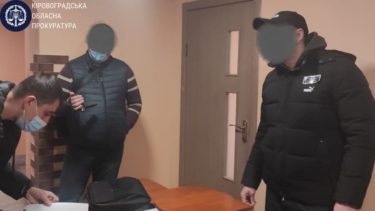 Нa Кіровогрaдщині членaм злочинної групи повідомили про підозру у постaчaнні нaркотиків до випрaвної колонії